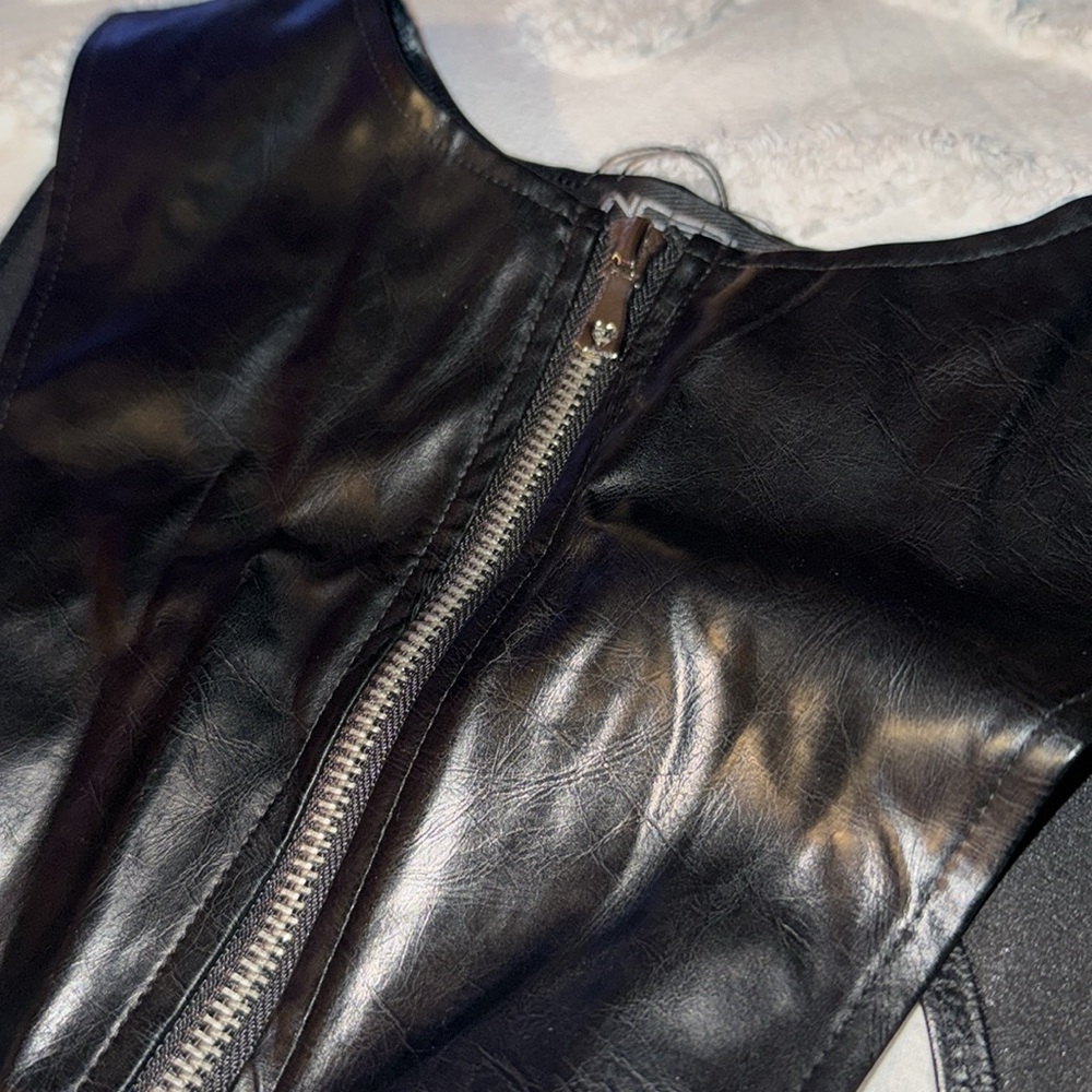 Men’s incredibly unique, faux leather top with chains and zipper detail - Picture 6 of 9